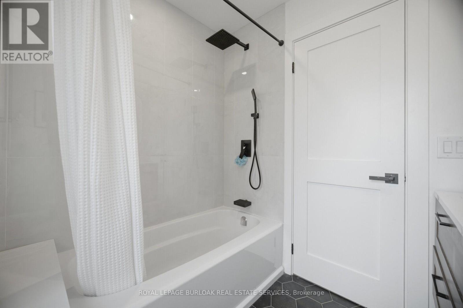 5216 Alton Road, Burlington, ON - Indoor Photo Showing Bathroom