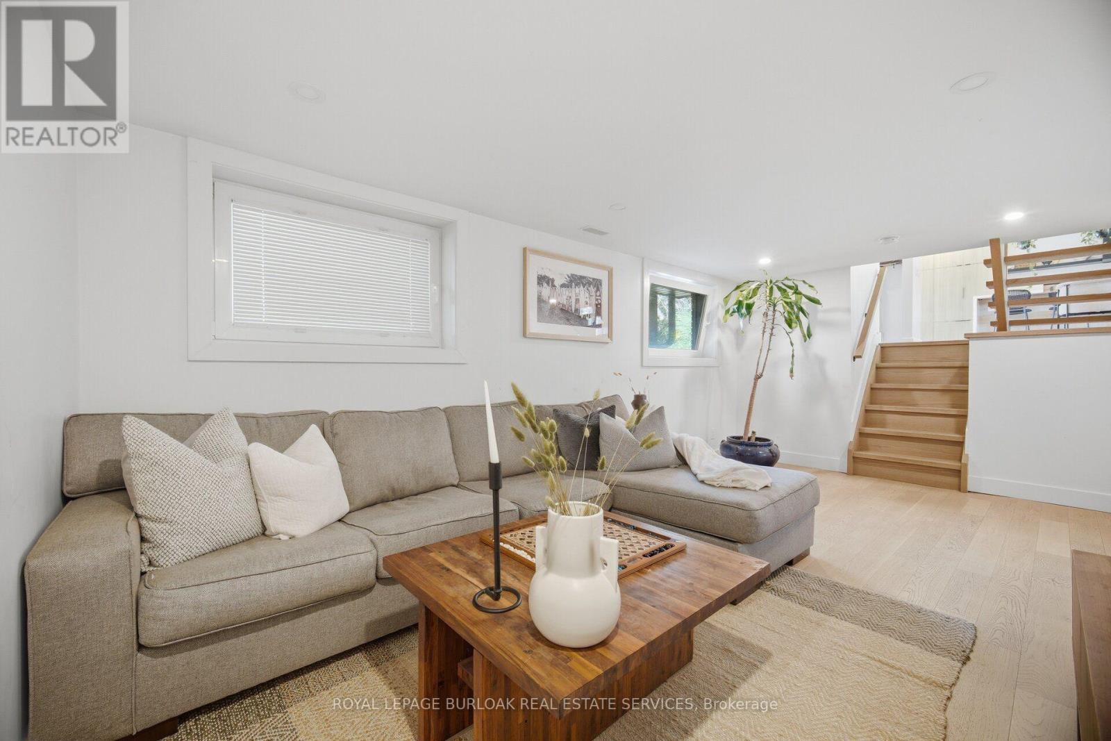 5216 Alton Road, Burlington, ON - Indoor Photo Showing Living Room