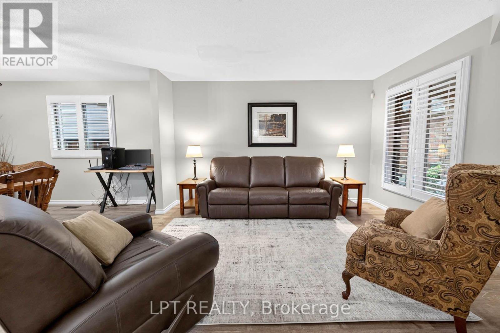 43 Liam Drive, Hamilton, ON - Indoor Photo Showing Living Room