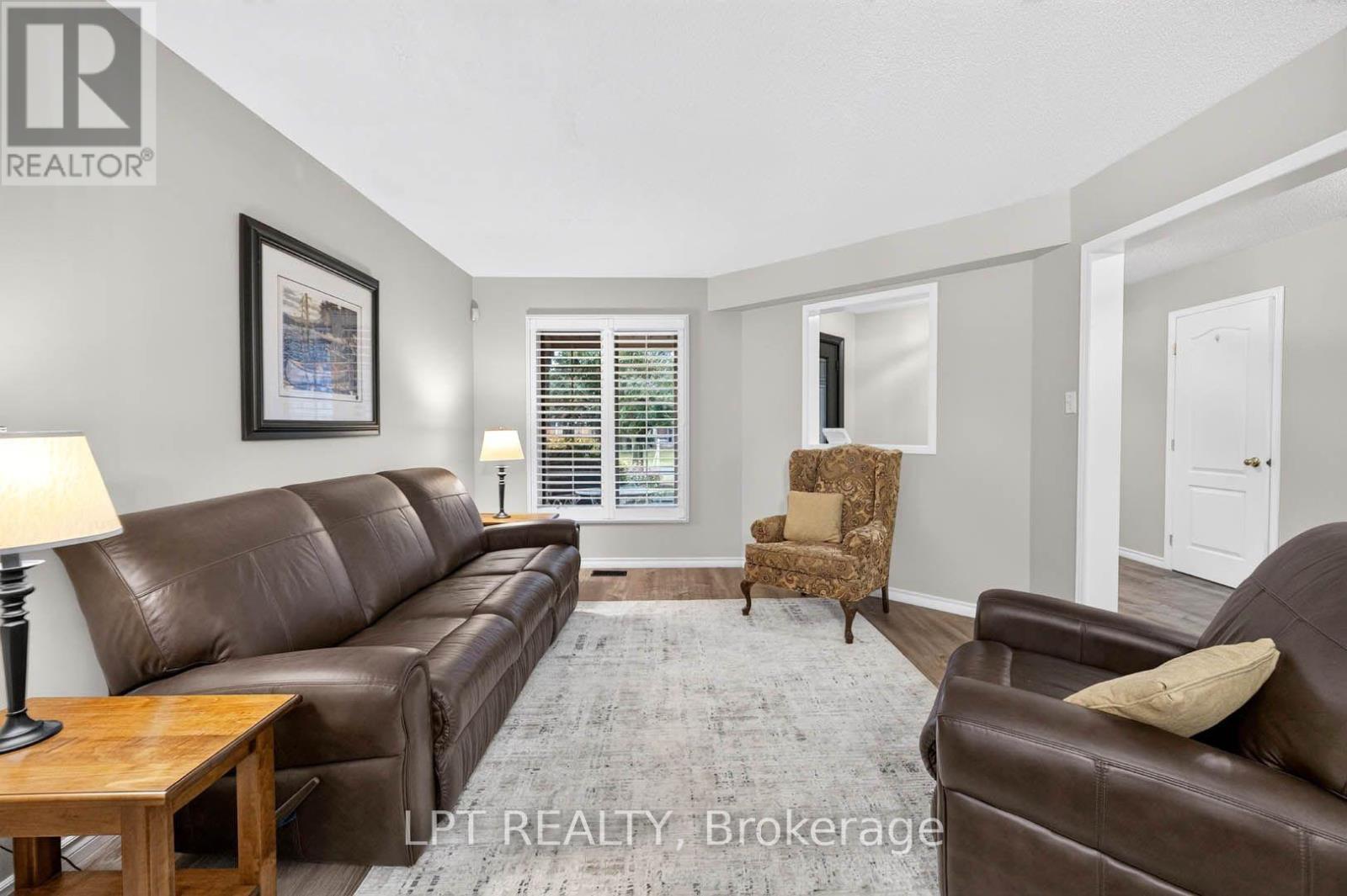 43 Liam Drive, Hamilton, ON - Indoor Photo Showing Living Room