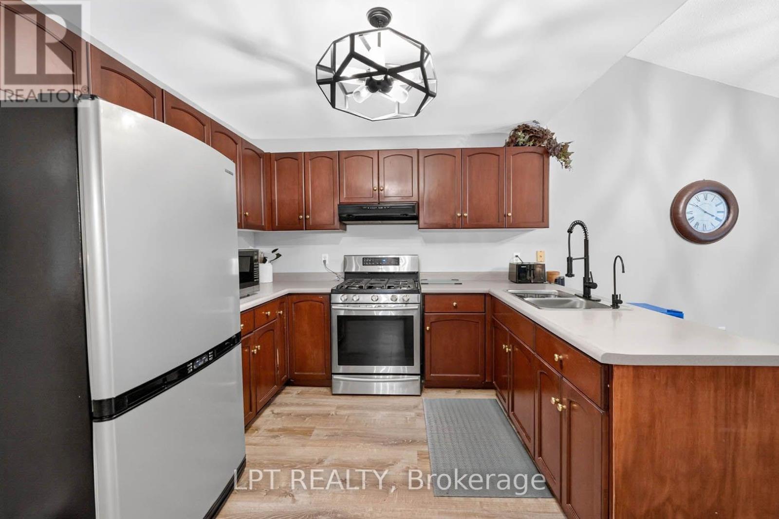 43 Liam Drive, Hamilton, ON - Indoor Photo Showing Kitchen With Double Sink