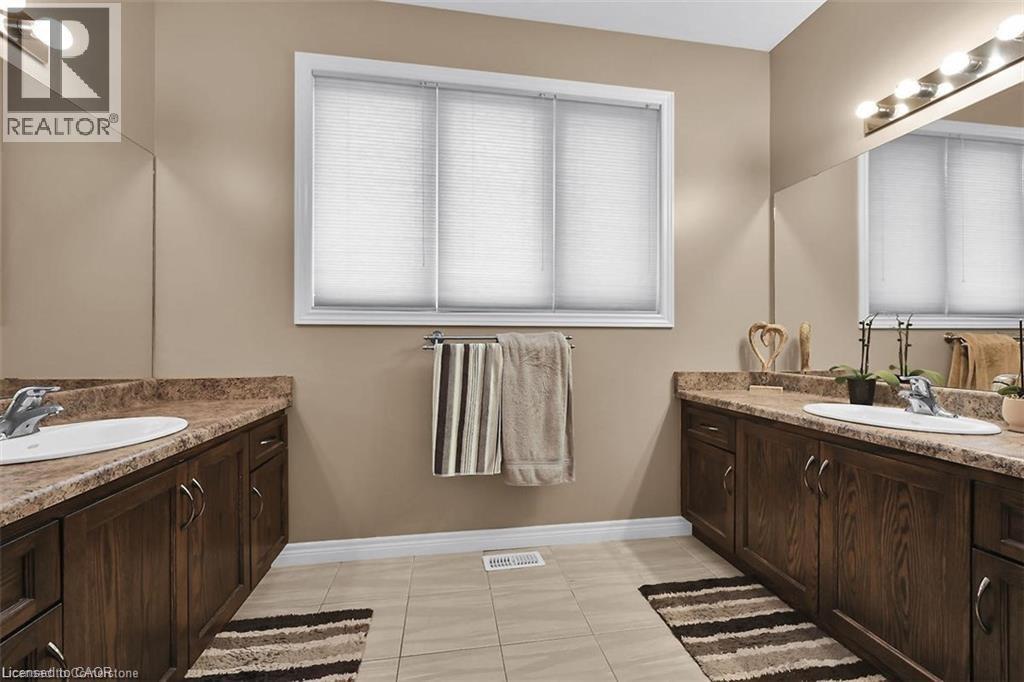 35 Willowbanks Terrace, Hamilton, ON - Indoor Photo Showing Bathroom