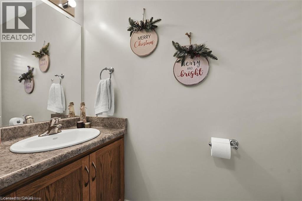 35 Willowbanks Terrace, Hamilton, ON - Indoor Photo Showing Bathroom