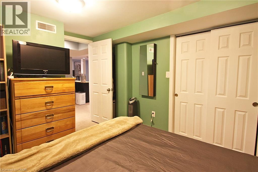 7 Lampton Place, Hamilton, ON - Indoor Photo Showing Bedroom