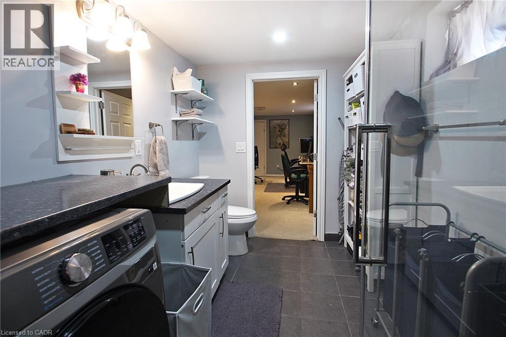 7 Lampton Place, Hamilton, ON - Indoor Photo Showing Laundry Room