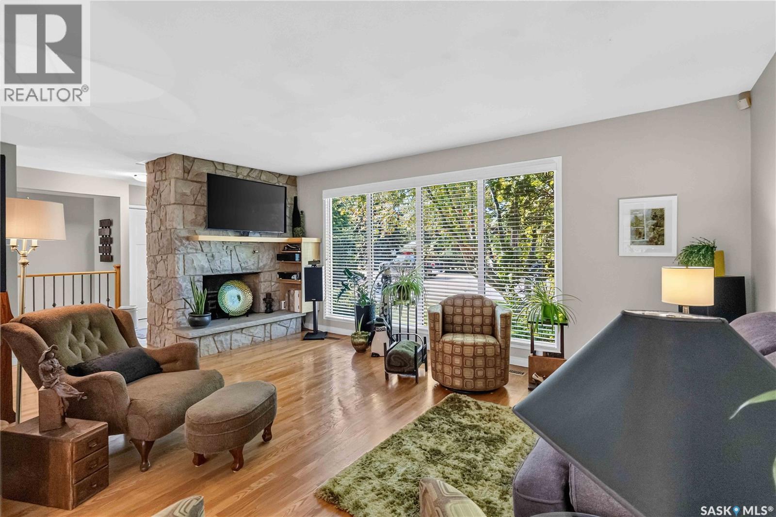 1415 Park Avenue, Saskatoon, SK - Indoor Photo Showing Living Room With Fireplace