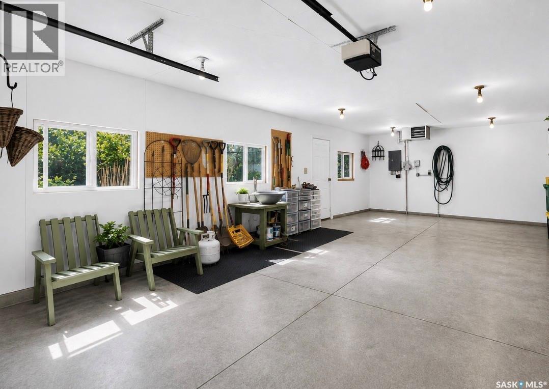 1415 Park Avenue, Saskatoon, SK - Indoor Photo Showing Garage
