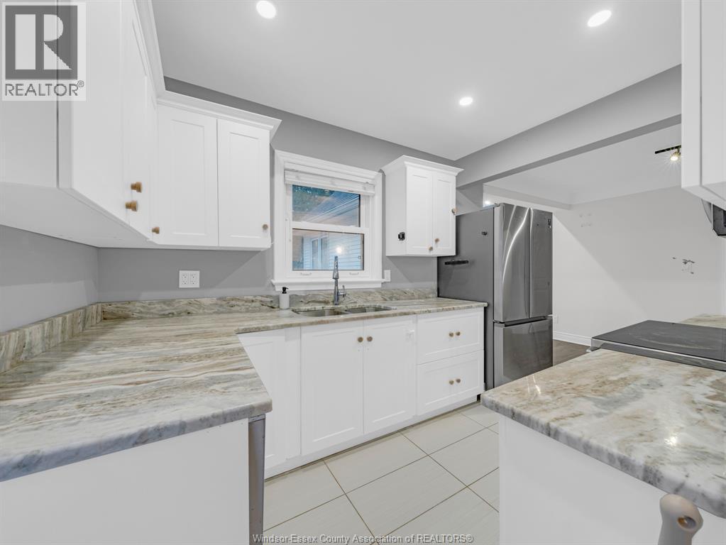 2584 Chilver, Windsor, ON - Indoor Photo Showing Kitchen