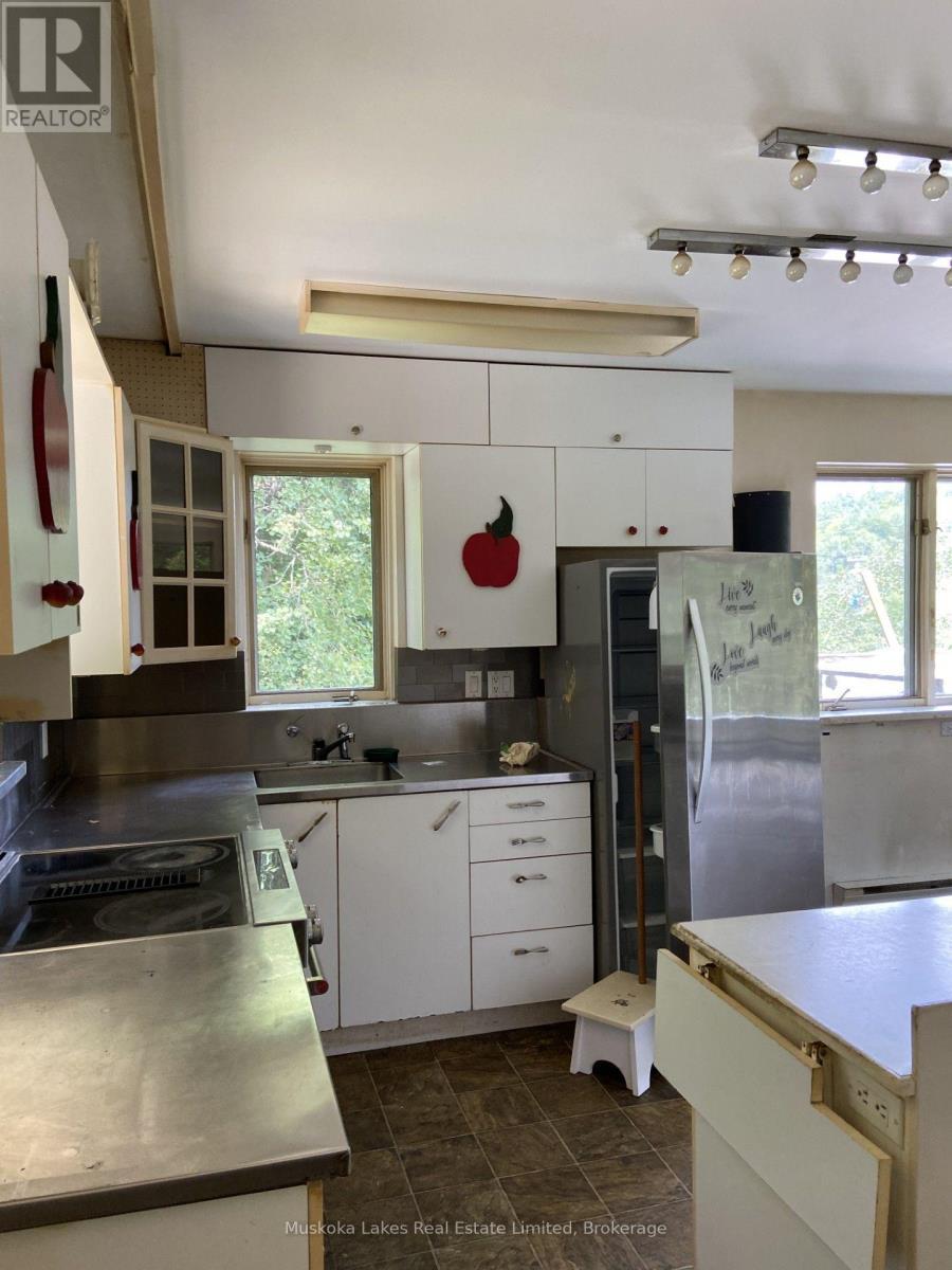 21 Ferndale Road, Muskoka Lakes (Medora), ON - Indoor Photo Showing Kitchen