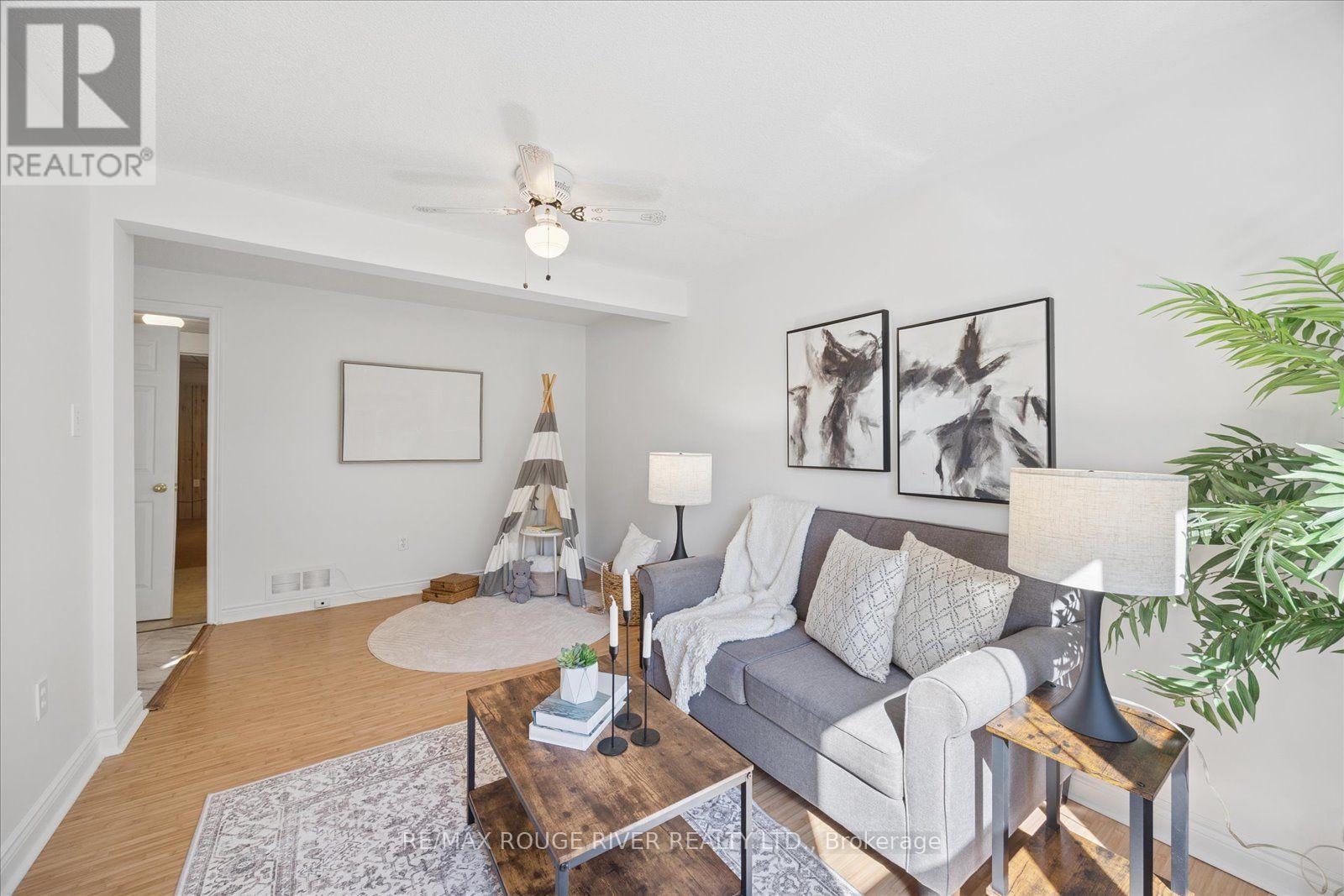 45 Mccrimmon Crescent, Clarington, ON - Indoor Photo Showing Living Room