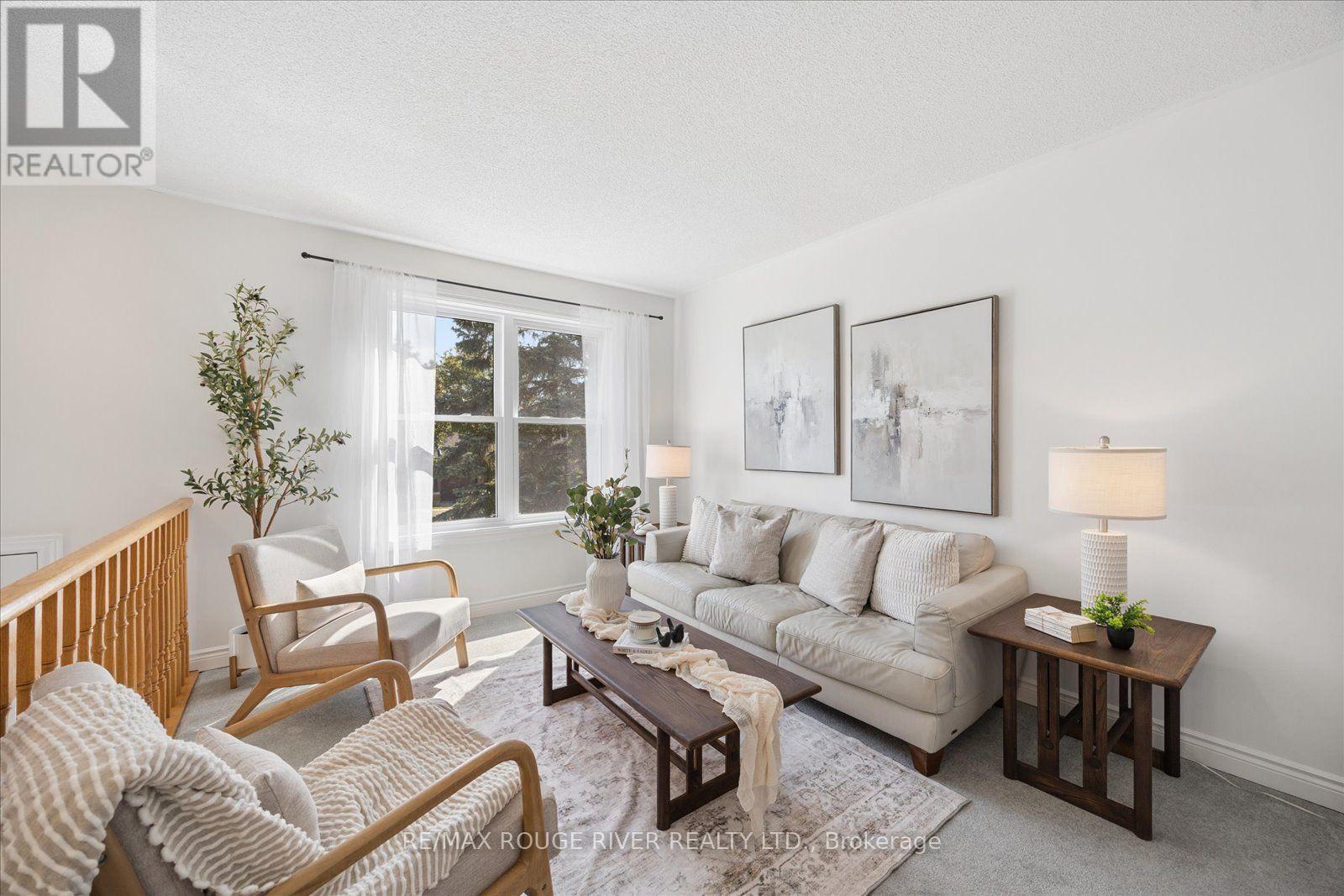 45 Mccrimmon Crescent, Clarington, ON - Indoor Photo Showing Living Room