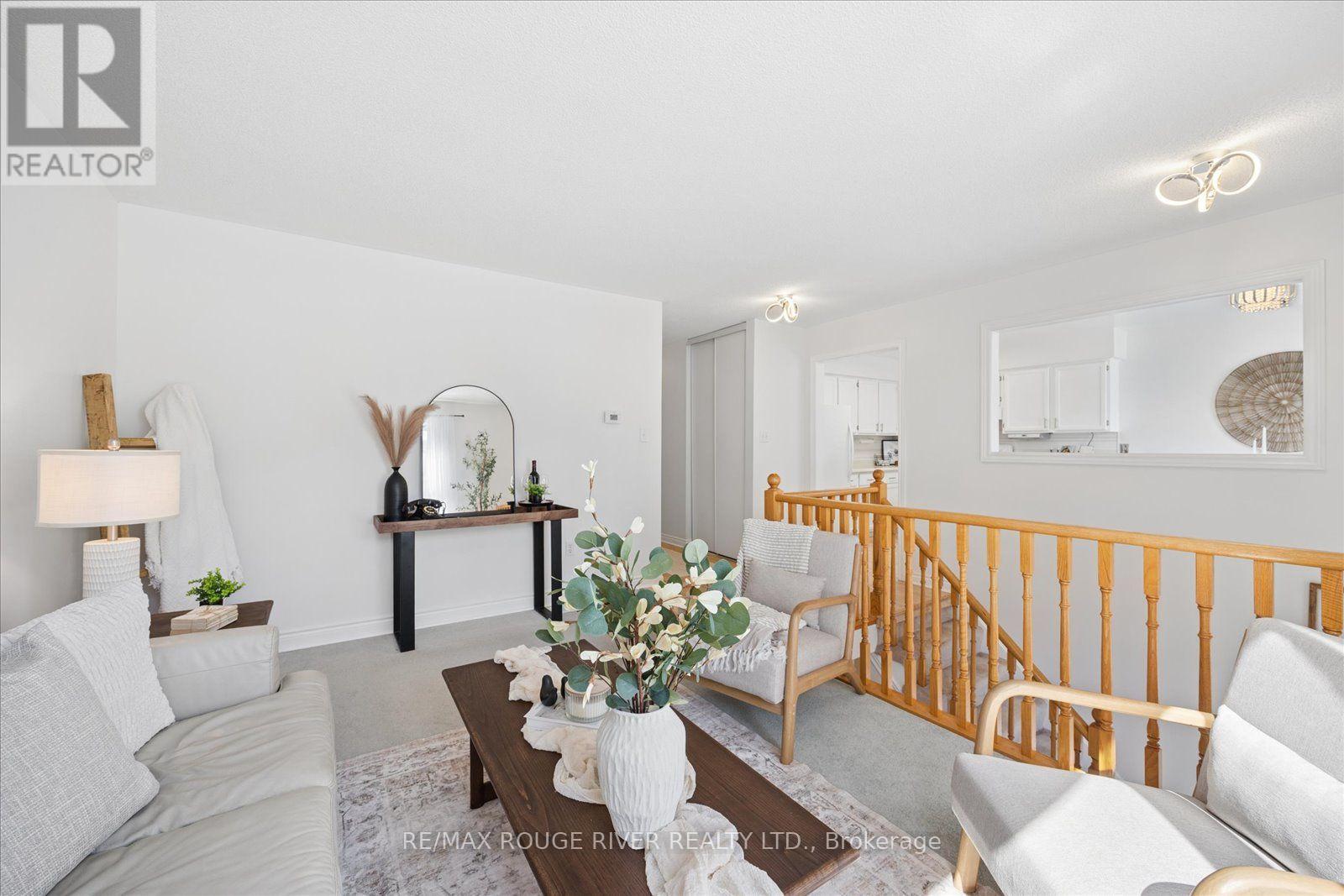 45 Mccrimmon Crescent, Clarington, ON - Indoor Photo Showing Living Room