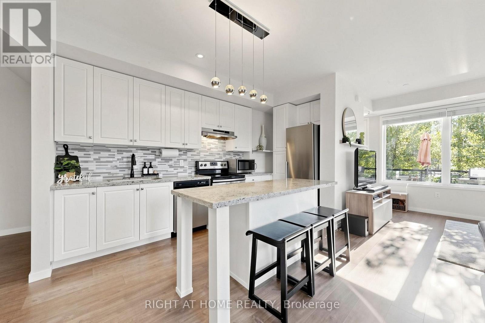75 - 400 Alex Garner Circle, Aurora, ON - Indoor Photo Showing Kitchen With Upgraded Kitchen