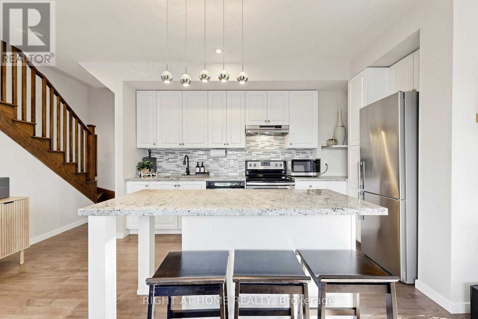 75 - 400 Alex Garner Circle, Aurora, ON - Indoor Photo Showing Kitchen With Upgraded Kitchen