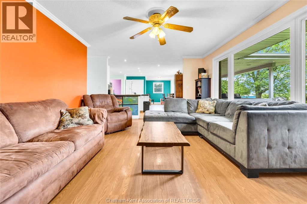 9745 Eberts Line, Chatham-Kent, ON - Indoor Photo Showing Living Room