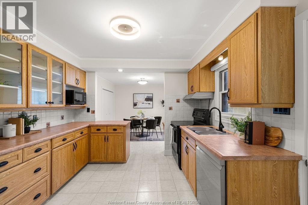 2594 Buckingham, Windsor, ON - Indoor Photo Showing Kitchen With Double Sink