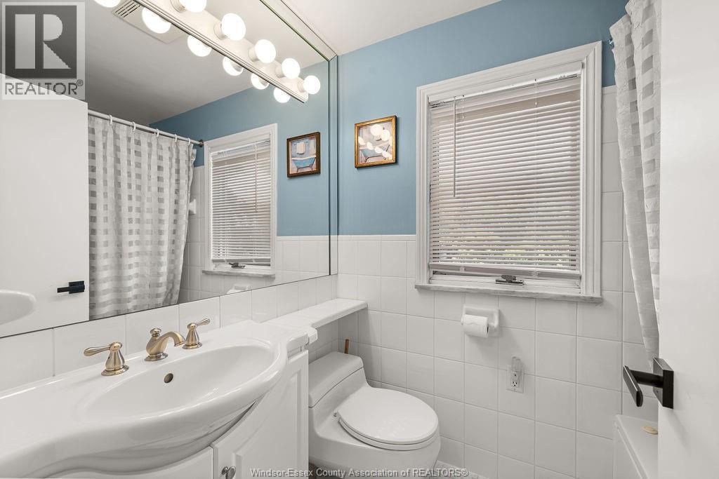 2594 Buckingham, Windsor, ON - Indoor Photo Showing Bathroom