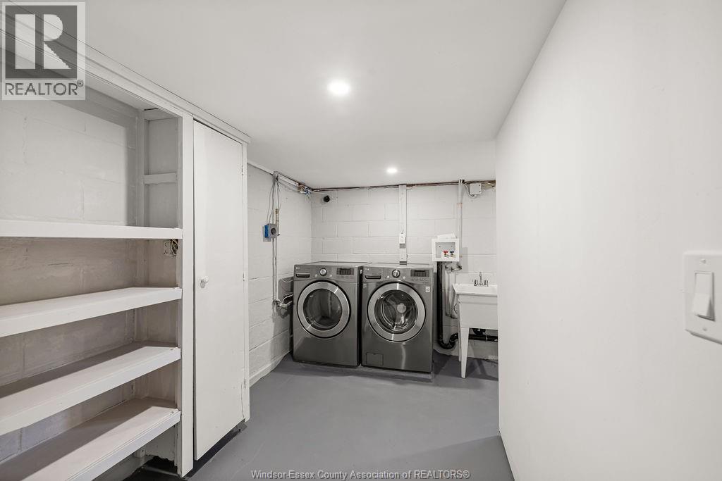 2594 Buckingham, Windsor, ON - Indoor Photo Showing Laundry Room