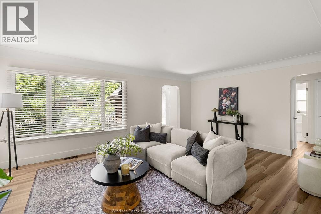 2594 Buckingham, Windsor, ON - Indoor Photo Showing Living Room