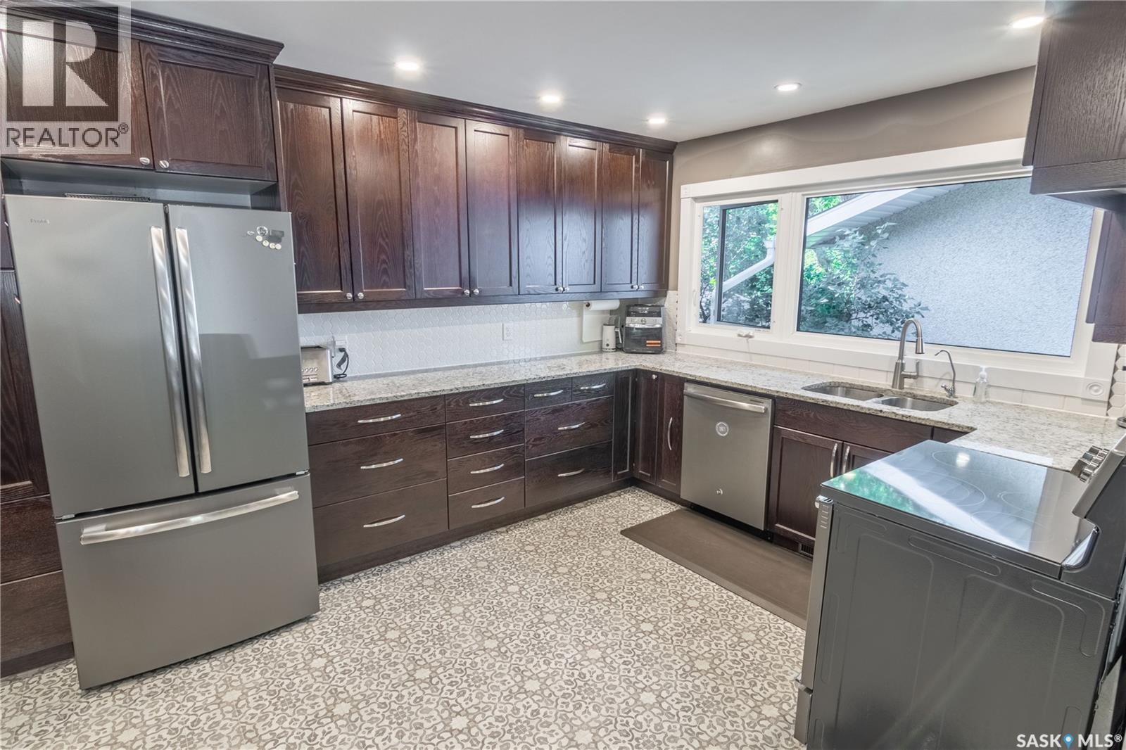 3708 Lakeview Avenue, Regina, SK - Indoor Photo Showing Kitchen With Double Sink