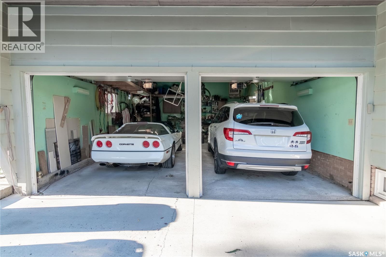 3708 Lakeview Avenue, Regina, SK - Photo Showing Garage