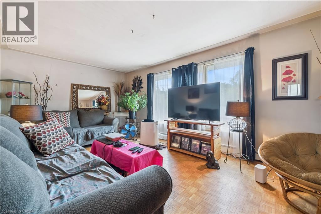 101 Secord Avenue, Kitchener, ON - Indoor Photo Showing Living Room