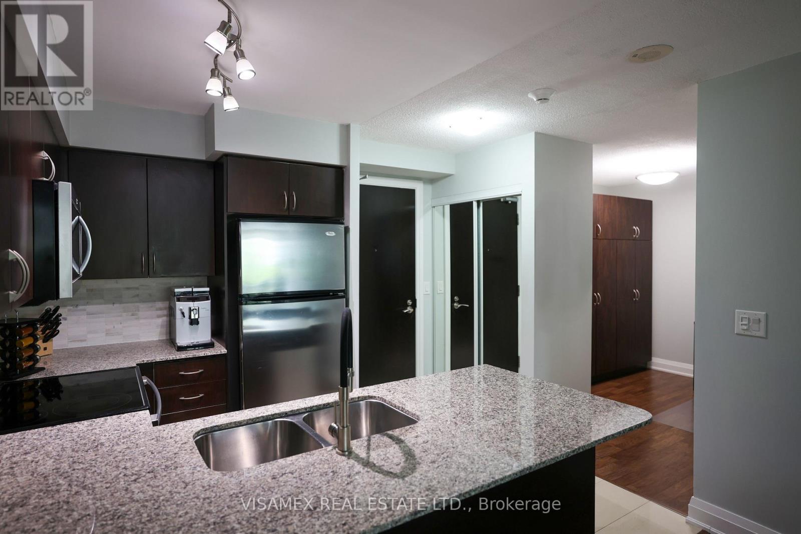 210 - 20 North Park Road, Vaughan, ON - Indoor Photo Showing Kitchen With Double Sink With Upgraded Kitchen