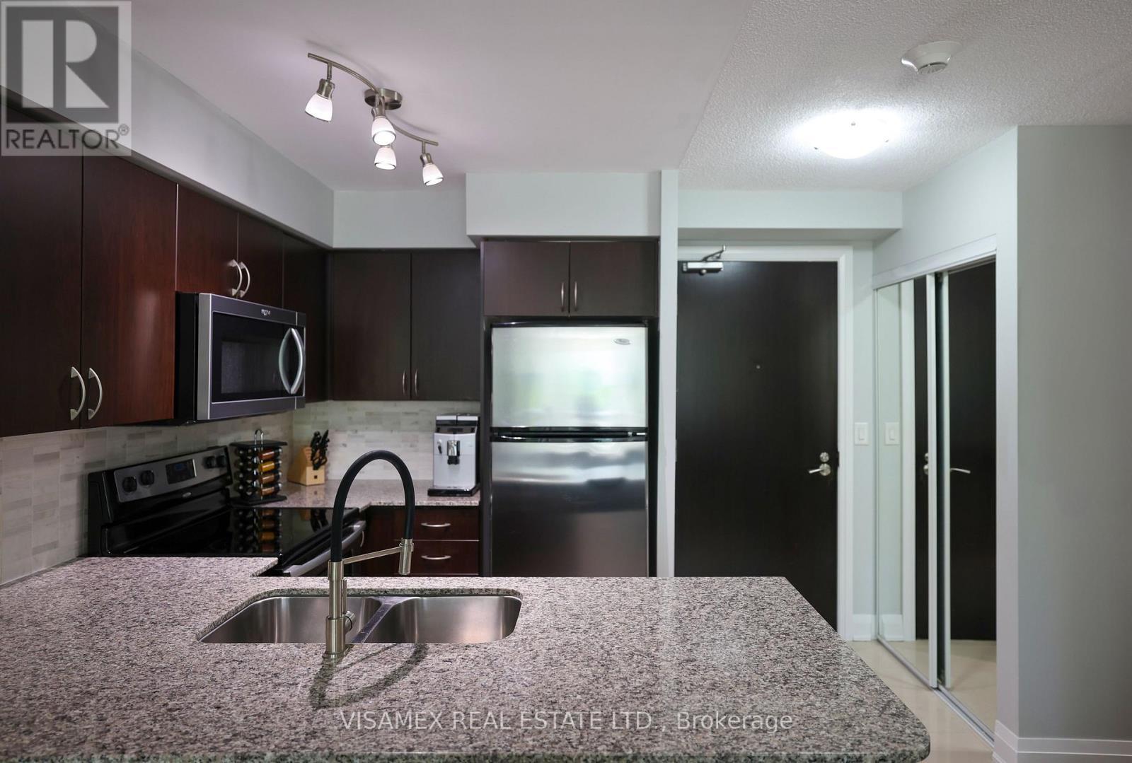210 - 20 North Park Road, Vaughan, ON - Indoor Photo Showing Kitchen With Double Sink With Upgraded Kitchen
