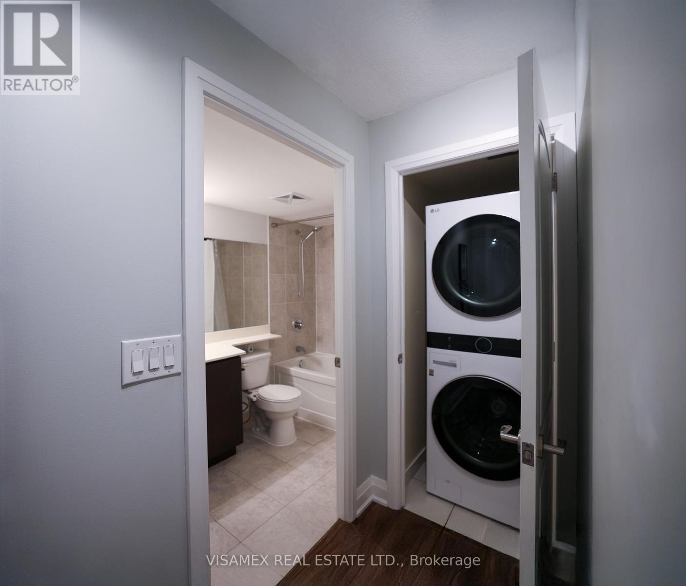 210 - 20 North Park Road, Vaughan, ON - Indoor Photo Showing Laundry Room