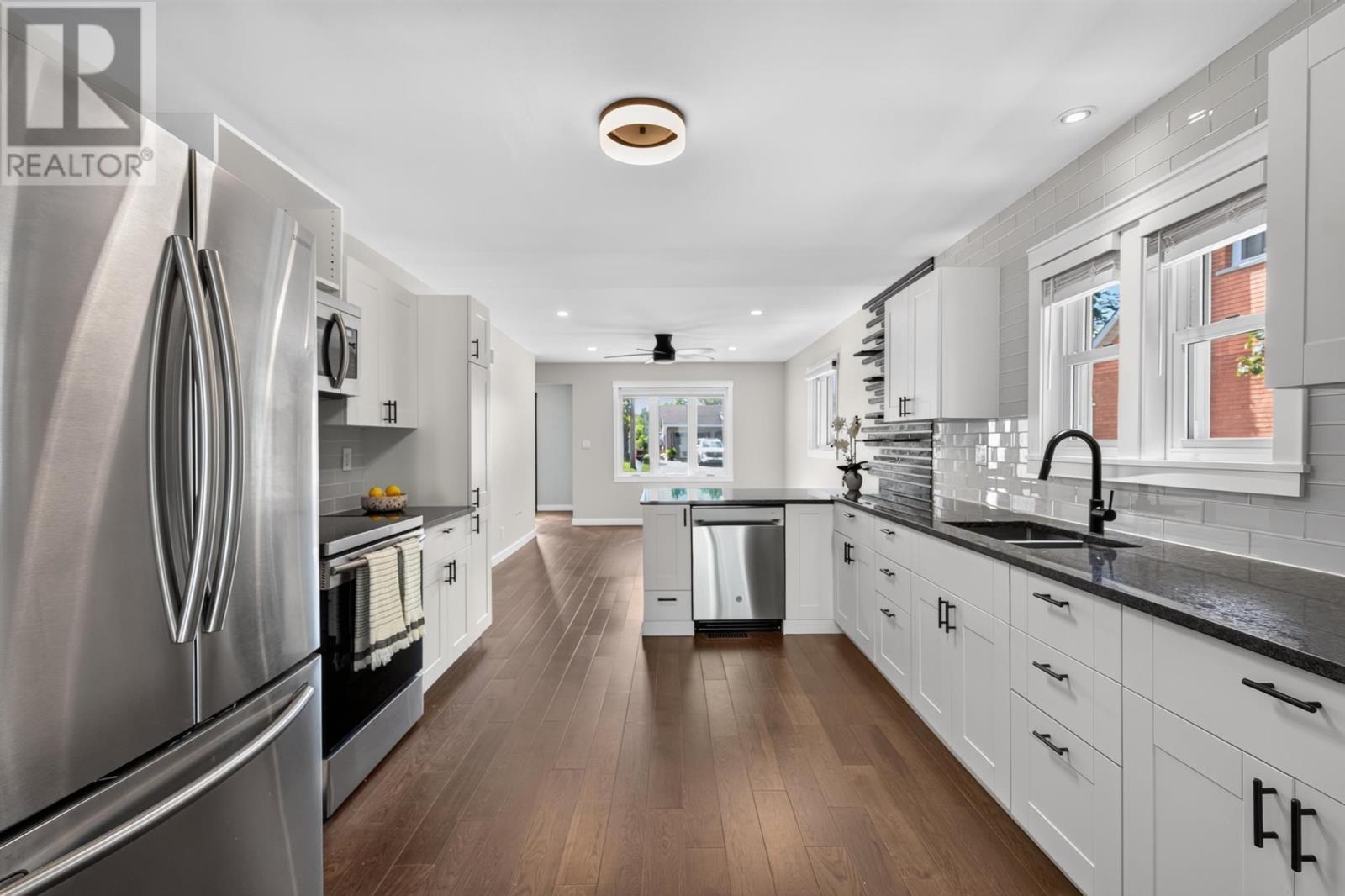 69 Grandview Ave, Sault Ste. Marie, ON - Indoor Photo Showing Kitchen With Upgraded Kitchen