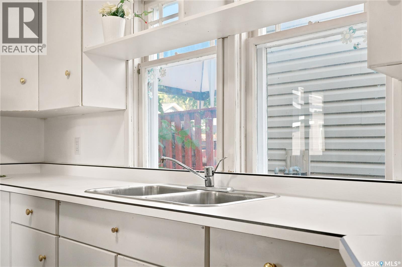 1117 Kilburn Avenue, Saskatoon, SK - Indoor Photo Showing Kitchen With Double Sink