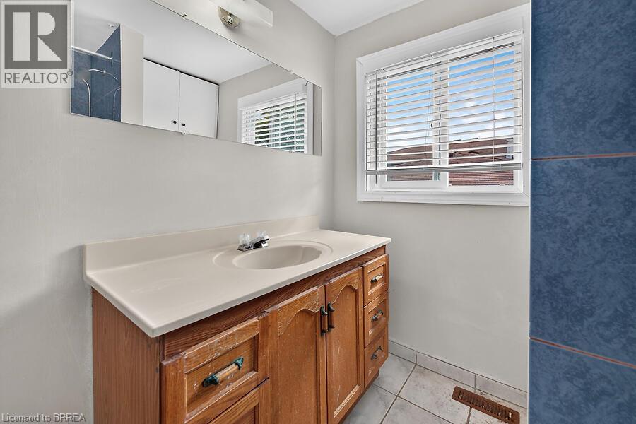 5371 Riverside Drive, Burlington, ON - Indoor Photo Showing Bathroom