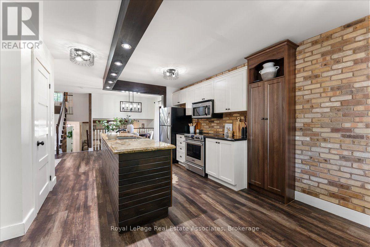 1464 Trowbridge Drive, Oshawa, ON - Indoor Photo Showing Kitchen