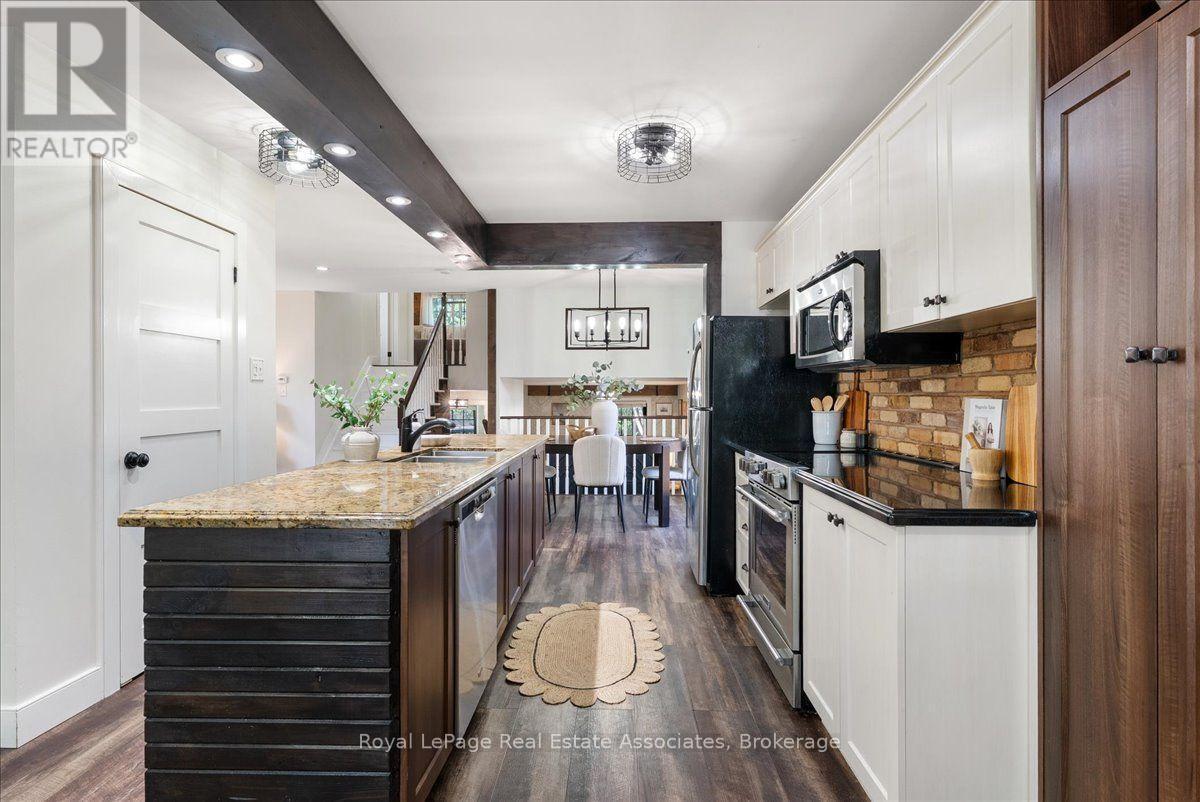 1464 Trowbridge Drive, Oshawa, ON - Indoor Photo Showing Kitchen With Upgraded Kitchen