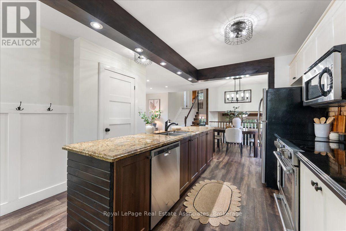 1464 Trowbridge Drive, Oshawa, ON - Indoor Photo Showing Kitchen With Double Sink With Upgraded Kitchen