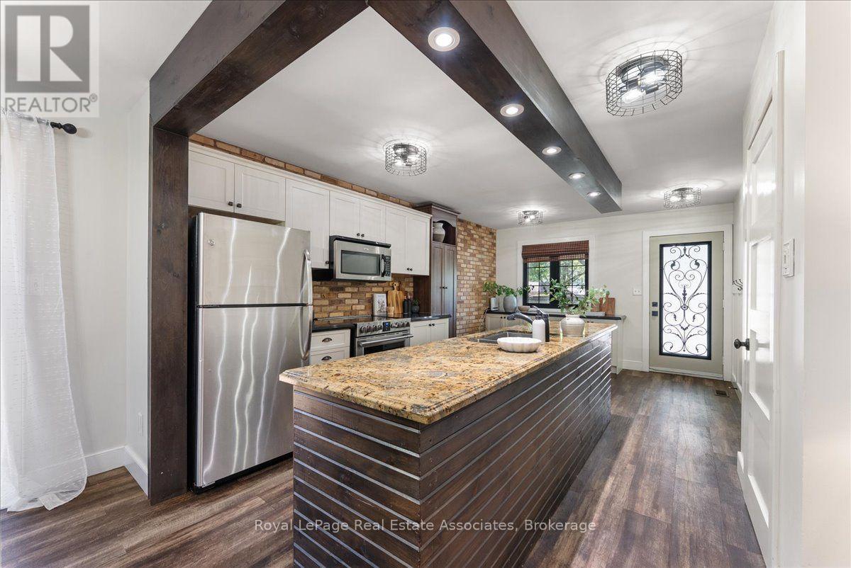 1464 Trowbridge Drive, Oshawa, ON - Indoor Photo Showing Kitchen