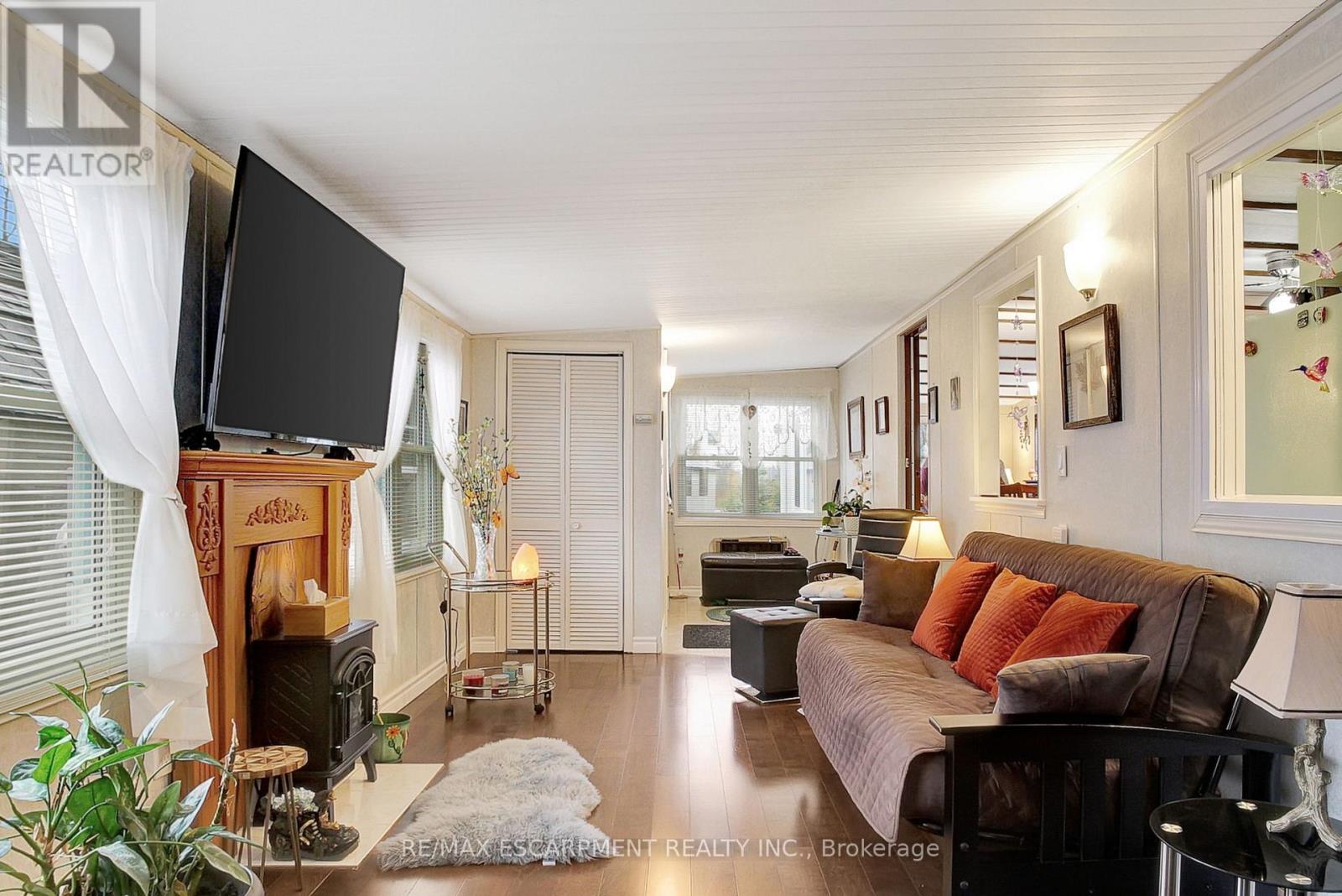1A - 1429 Sheffield Road, Hamilton, ON - Indoor Photo Showing Living Room