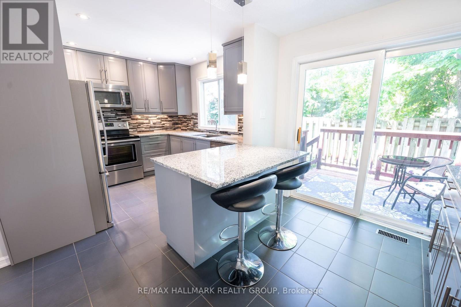 3 Seth Private, Ottawa, ON - Indoor Photo Showing Kitchen With Upgraded Kitchen