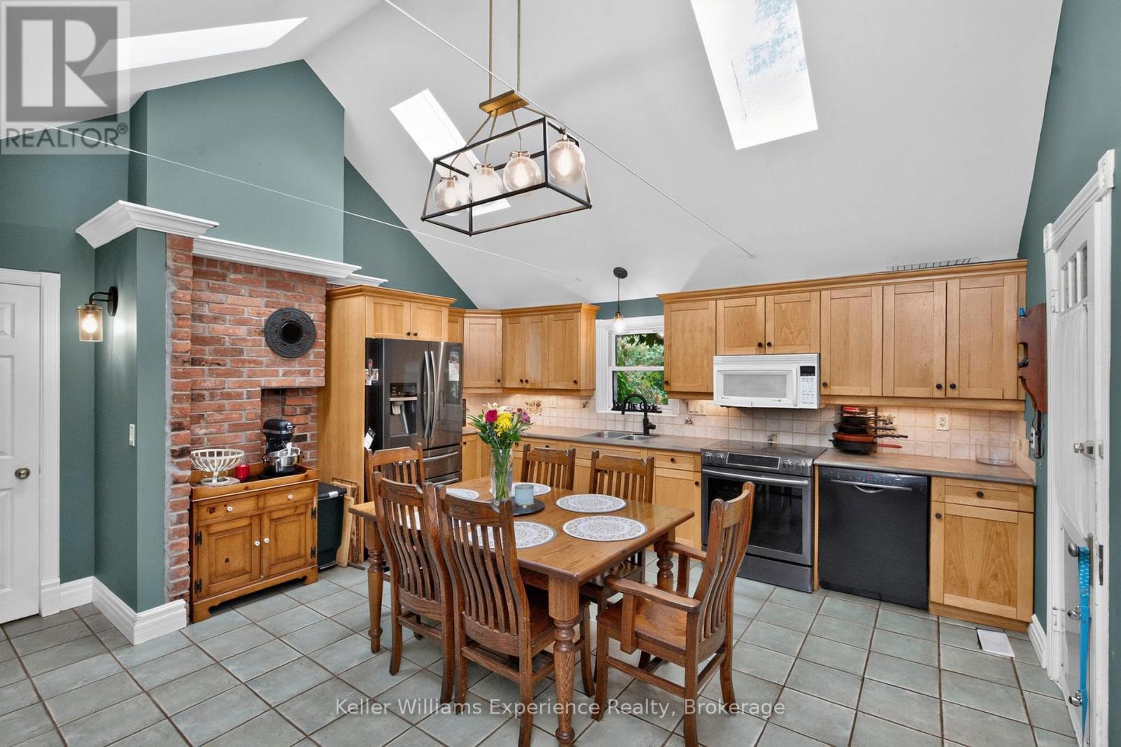 3744 Flos 4 Road W, Springwater, ON - Indoor
