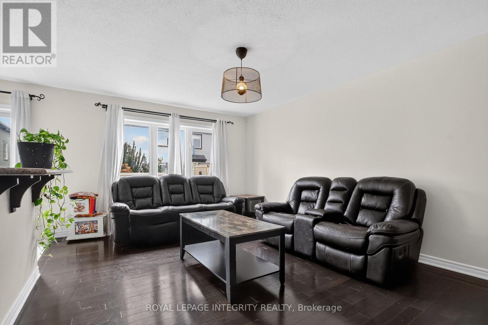 414 Meadowhawk Crescent, Ottawa, ON - Indoor Photo Showing Living Room