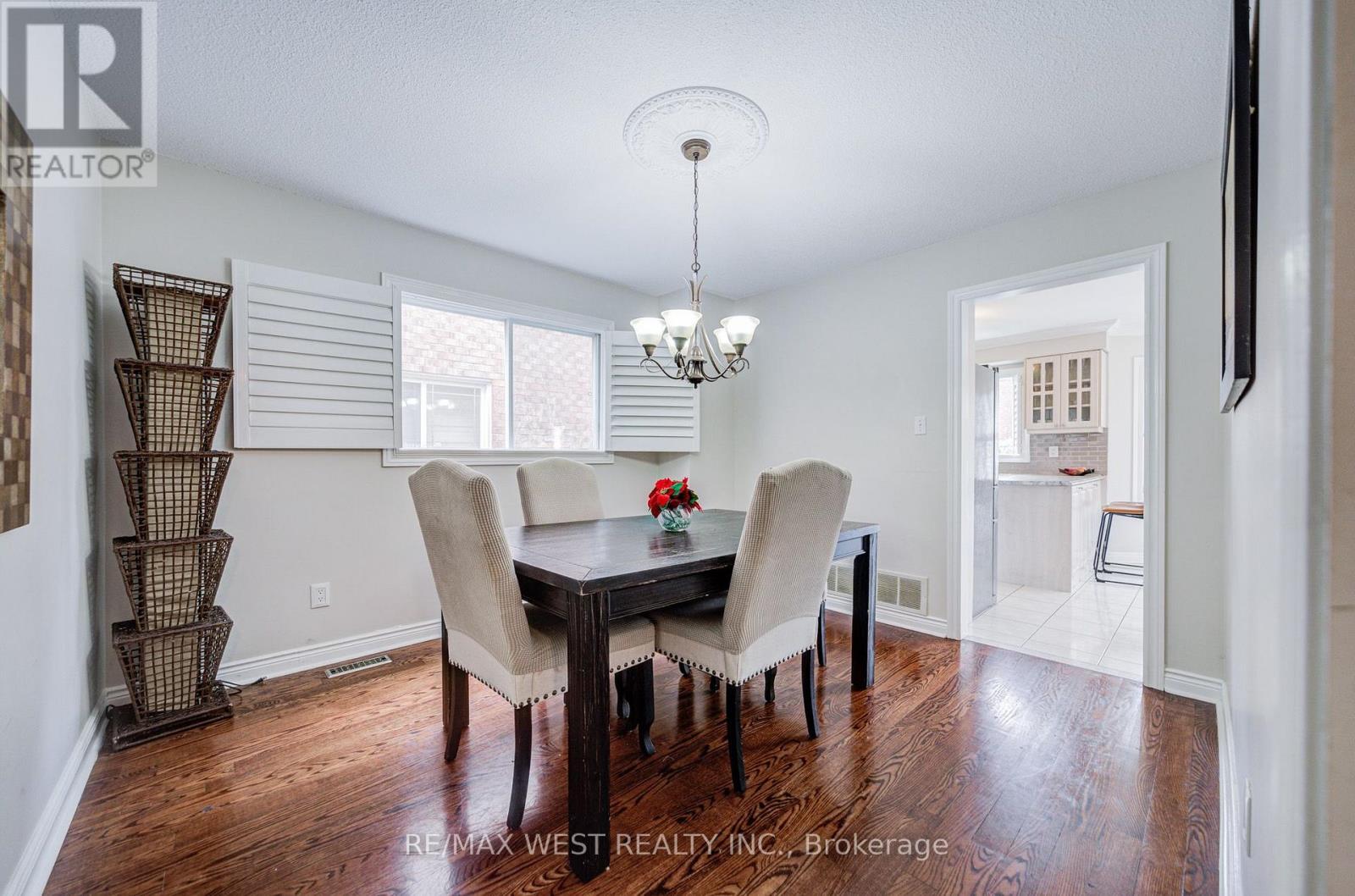 8 Ballycastle Crescent, Brampton, ON - Indoor Photo Showing Dining Room