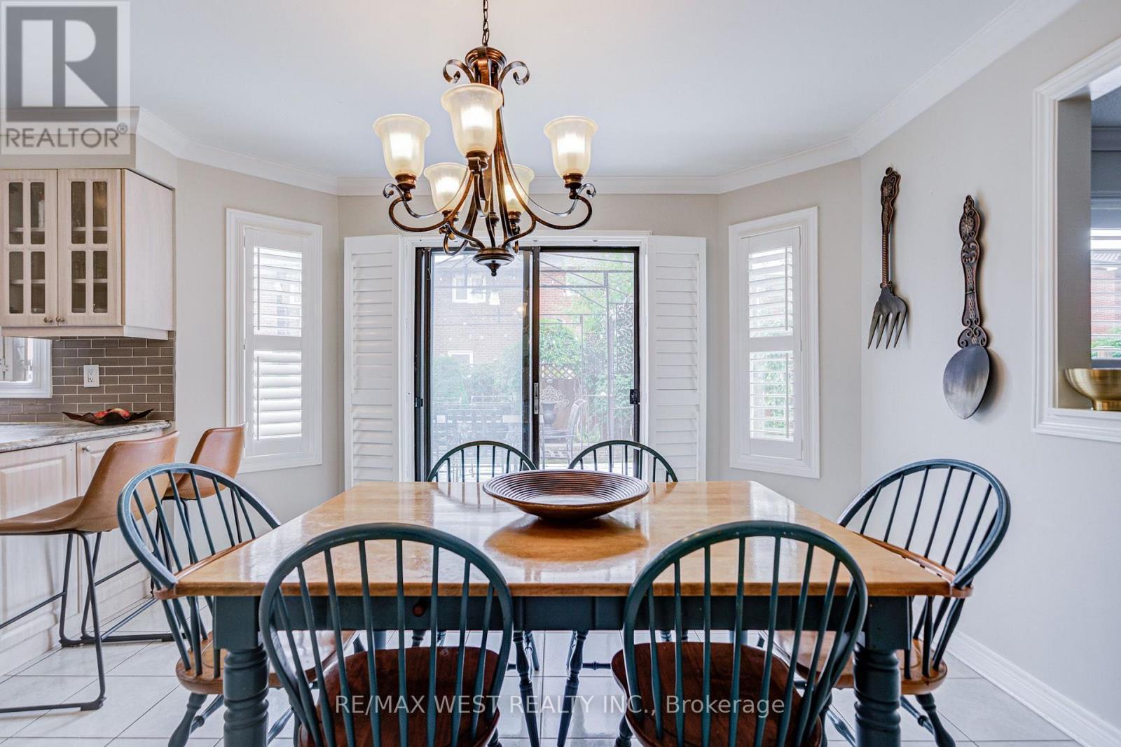 8 Ballycastle Crescent, Brampton, ON - Indoor Photo Showing Dining Room