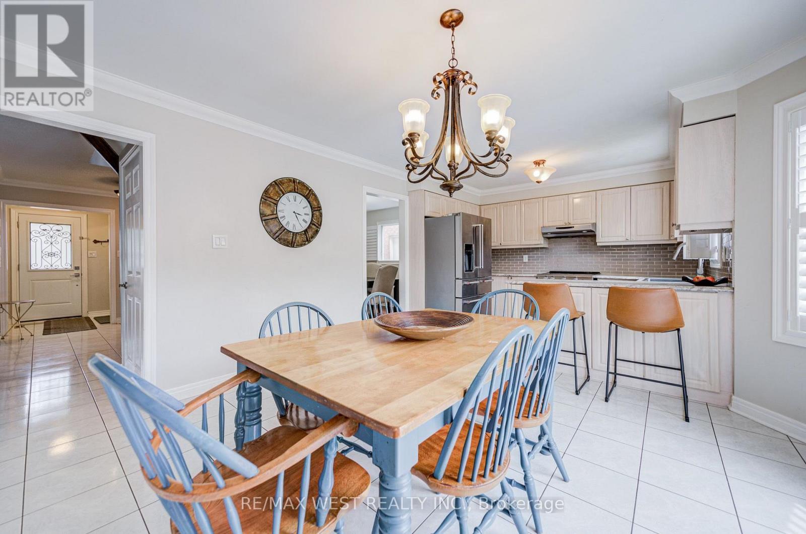 8 Ballycastle Crescent, Brampton, ON - Indoor Photo Showing Dining Room