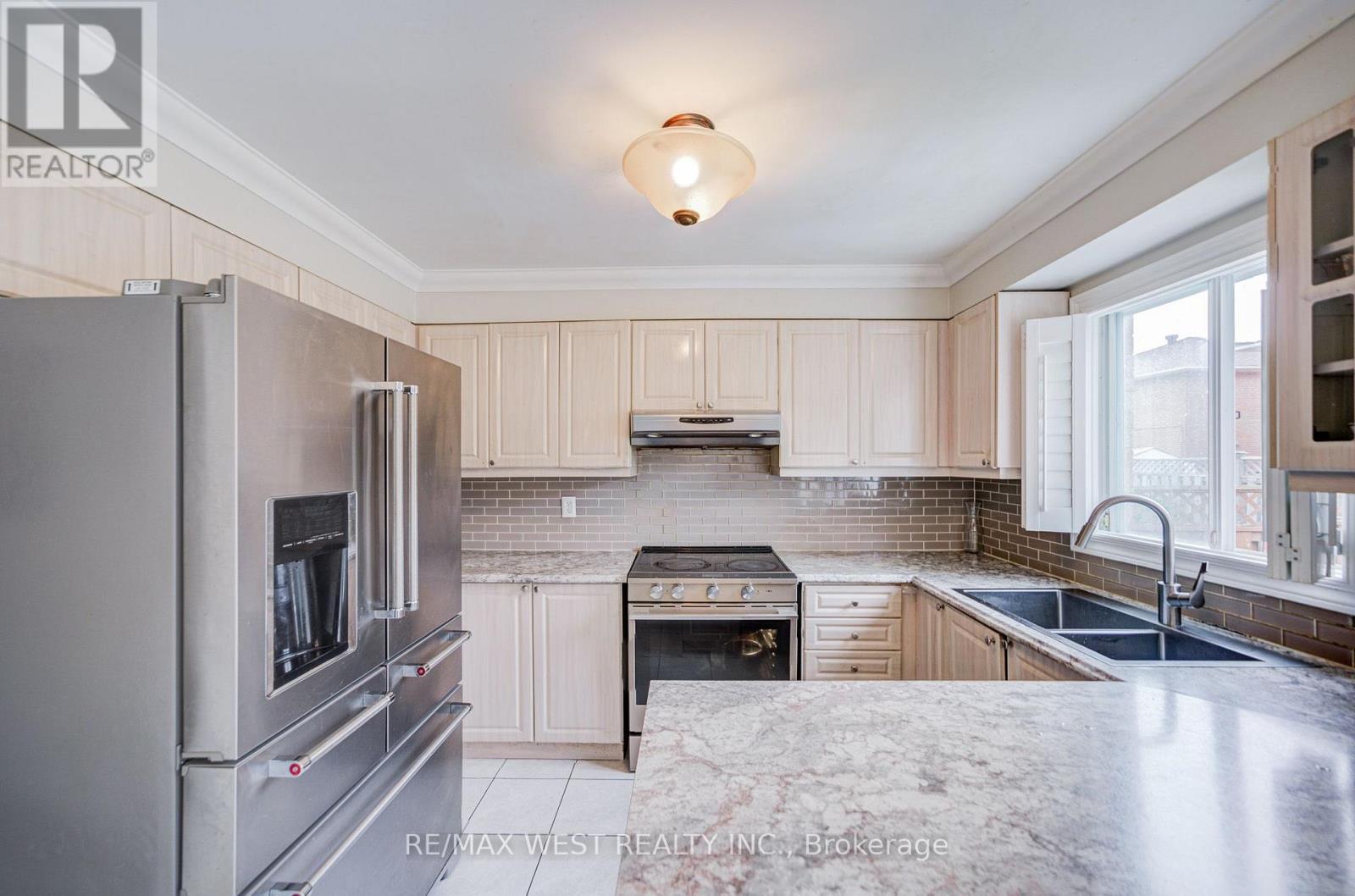 8 Ballycastle Crescent, Brampton, ON - Indoor Photo Showing Kitchen With Double Sink With Upgraded Kitchen