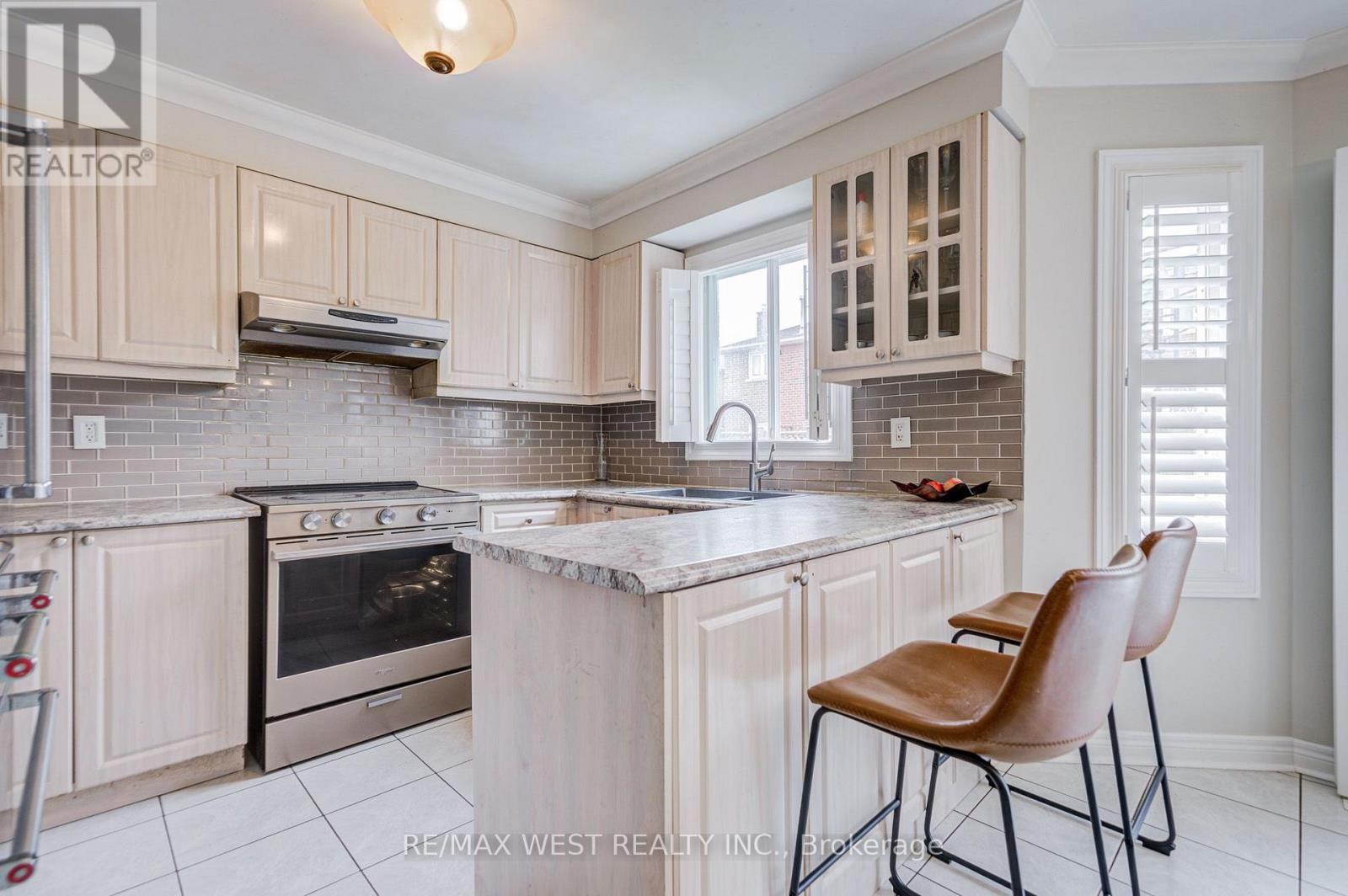 8 Ballycastle Crescent, Brampton, ON - Indoor Photo Showing Kitchen With Upgraded Kitchen