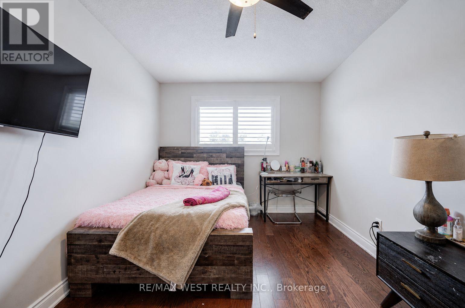 8 Ballycastle Crescent, Brampton, ON - Indoor Photo Showing Bedroom