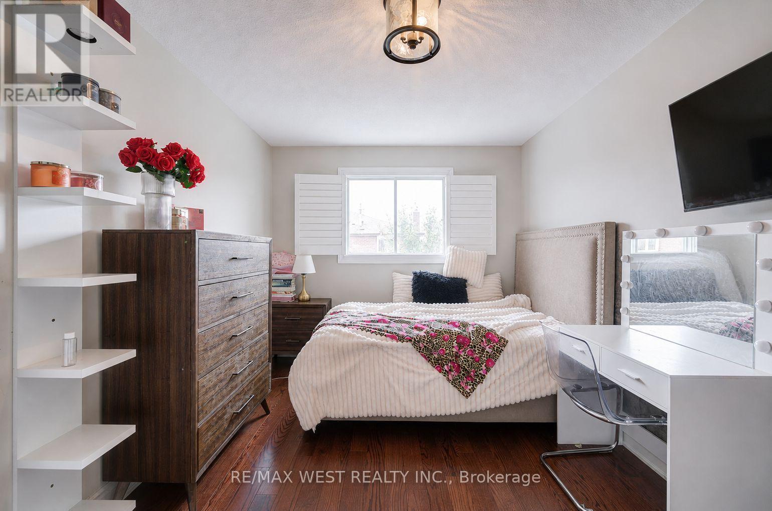 8 Ballycastle Crescent, Brampton, ON - Indoor Photo Showing Bedroom