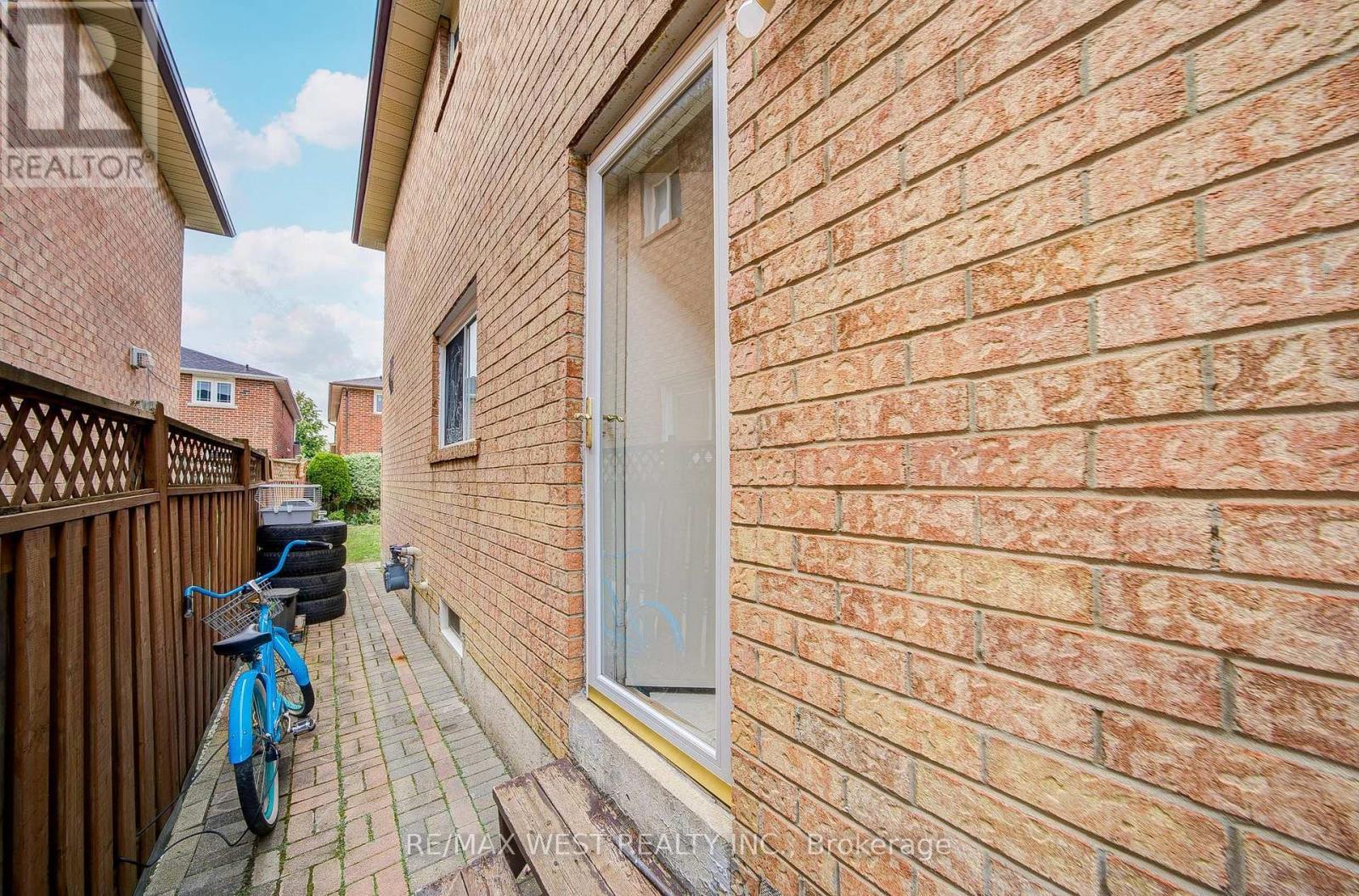 8 Ballycastle Crescent, Brampton, ON - Outdoor With Deck Patio Veranda With Exterior