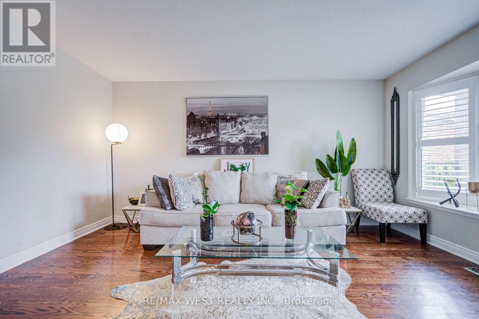 8 Ballycastle Crescent, Brampton, ON - Indoor Photo Showing Living Room