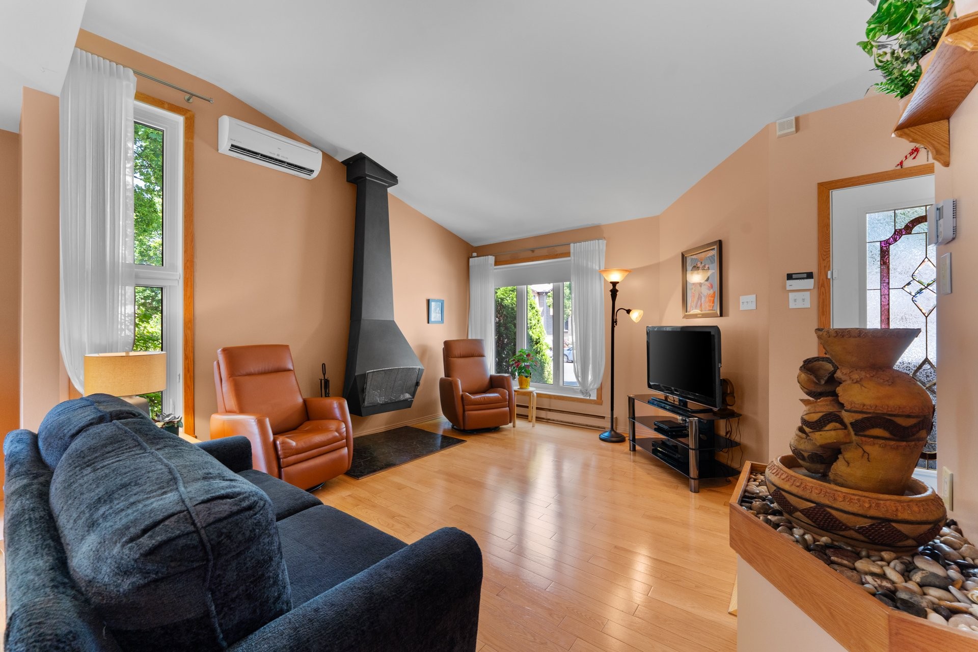 Living Room - 15963 Rue Bellerive, Montréal (Rivière-Des-Prairies/Pointe-Aux-Trembles), QC - Indoor Photo Showing Living Room